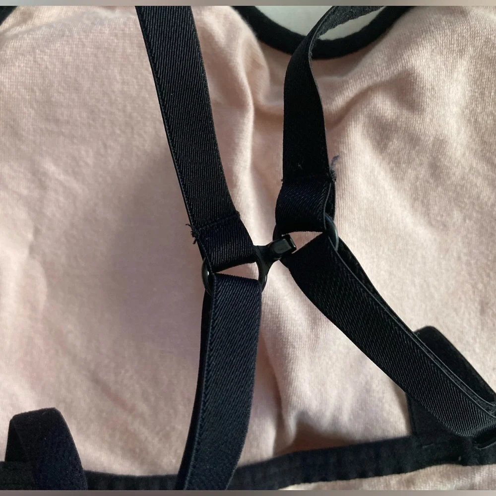 MUST BUNDLE: No Boundaries | Women’s High-Neck Sports Bra - Picture 3 of 5